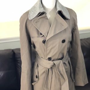 GAP beige Trench coat 100% wool lined size small.